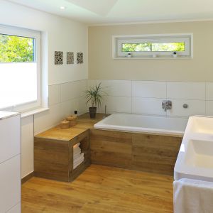 Badezimmer in Holzoptik