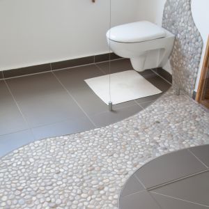 Badezimmerboden in Mosaikoptik